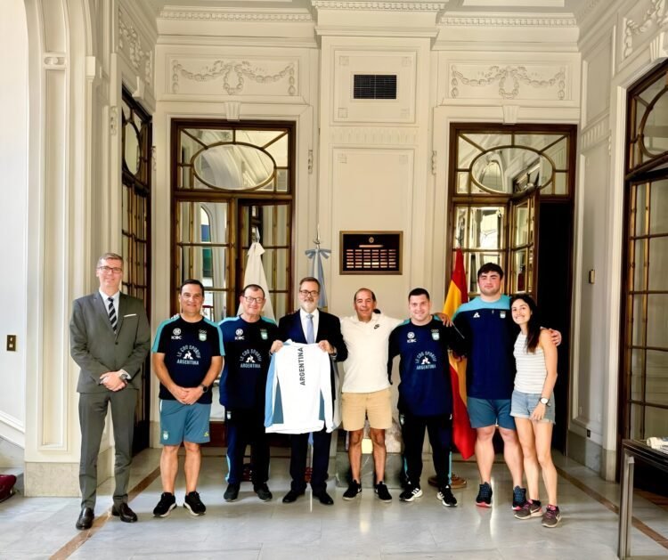 Atletas argentinos visitaron la Embajada en España