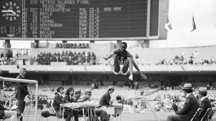 El gran Bob Beamon inauguró las competencias de pista y campo en París