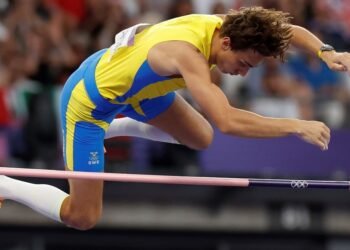 «Mondo» Duplantis iluminó la noche de París: récord mundial, 6.25