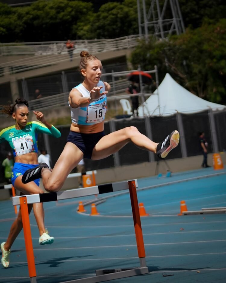 Gran victoria de Bernard Stilling en los 400 vallas con récord nacional juvenil