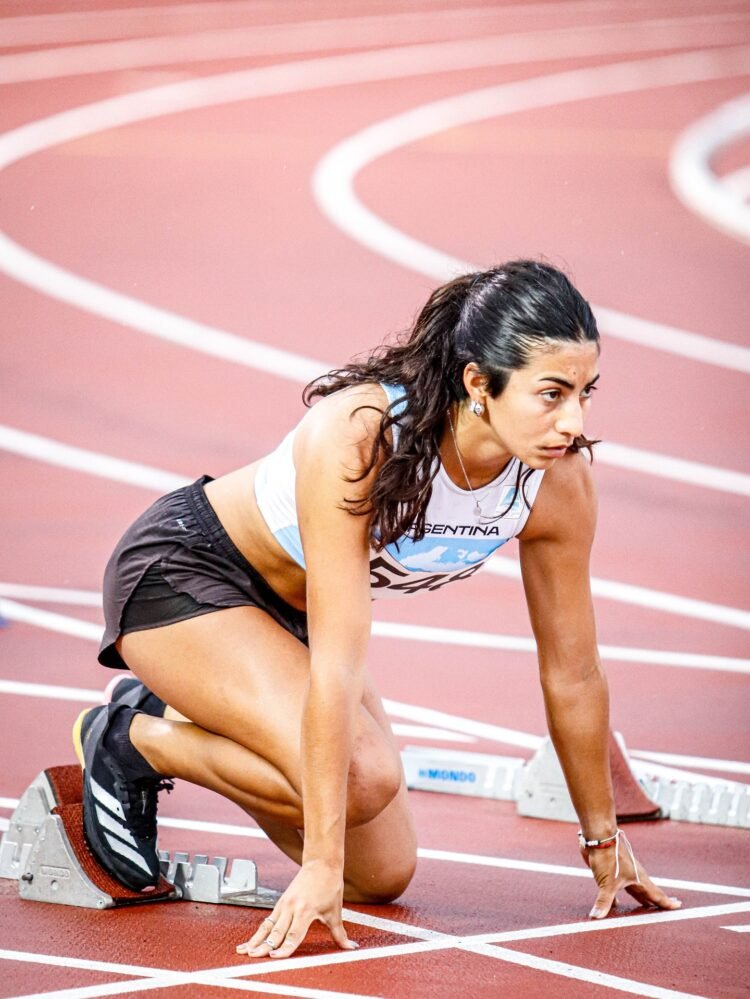 Velocistas y saltadores lucen en el Cenard