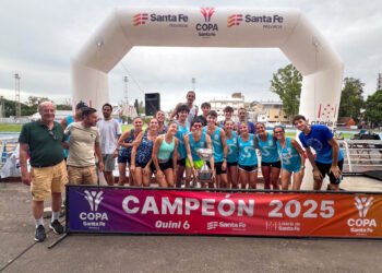 La tercera y última fecha de la Copa Santa Fe tuvo lugar en el histórico estadio “Jorge Newbery” de Rosario, donde el atletismo provincial volvió a mostrar su jerarquía con pruebas de alto nivel y campeones que ratificaron su dominio a lo largo del certamen.  La competencia fue impulsada por el gobierno de la provincia de Santa Fe y se enmarca en la preparación rumbo a los XIII Juegos Suramericanos Santa Fe 2026, organizados por la Organización Deportiva Suramericana (Odesur).   Uno de los hechos más destacados fue la consagración invicta de los especialistas en Salto en Largo: Brian López (VYR) y Leila Garetto (CAUSF).   Ambos ganaron las tres fechas del torneo y cerraron su campaña con triunfos contundentes. López volvió a imponerse entre los varones con 6.74 metros, mientras que Garetto dominó la prueba femenina con 5.40 metros, reafirmando su supremacía en la disciplina.  Tras la sumatoria de puntajes, la Copa Santa Fe quedó en manos de la Asociación Rosarina de Atletismo (ARDA), con 851 unidades, que celebró el título en su propia casa y coronó una temporada sólida en todas las categorías.   Sus escoltas fueron la Asociación Santafecina de Atletismo (ASA) con 763 y la Asociación Noroeste Santafecina de Atletismo (ANSA) con 190 puntos.   Además, la jornada contó con la presencia de figuras destacadas del atletismo nacional: Germán Chiaraviglio, uno de los mejores atletas de la historia argentina y padrino de la Copa Santa Fe, y Juan Alberto Scarpin, presidente de la Federación Santafesina de Atletismo y Director del Centro de Desarrollo de Atletismo Sudamericano, quienes acompañaron la ceremonia de cierre y premiación.  La tarde también dejó una amplia variedad de triunfos masculinos: Juan Pablo Sale (ACJPC) – 16.68m en Bala; Alejo Pafundi (SONDER) – 10.80 en 100 metros; Lautaro Ocampo (VYR) – 2:02.05 en 800 metros; Mauro Andrada (CGR) – 1.68m en Salto en Alto; Emanuel Giambruni (CAS) – 57.96m en Martillo; Ignacio Fontana (VYR) – 57.96m en Jabalina; Ayrton Franco (CPYC) – 4.30m en Garrocha; Andrés Mendoza (VYR) – 56.88 en 400m con vallas; Oscar Figueredo Vera (NA) – 21.71 en 200 metros; Francisco Santinelli (SONDER) – 50.40 en 400 metros planos; y José Zabala (VYR) – 19:48 en 6 km de Cross Country.  Entre las damas también se vivió un cierre vibrante con múltiples actuaciones sobresalientes: Malena Gobbo (SONDER) – 12.34 en 100m y 25.42 en 200m; Victoria Olives (ATERU) – 4:50.45 en 1500 metros; Milagros Lamagni (VYR) – 1.58m en Salto en Alto; Carolina Paiva (SONDER) – 40.83m en Jabalina; Camila Mussio (VYR) – 3.00m en Garrocha; María Luciana Ferreyra (VYR) – 1:08.00 en 400m con vallas; Elisa Muñoz Negri (ACCSJ) – 1:01.46 en 400 metros; Martina Pizzarro (NA) en Bala; y Jennifer Custidiano (CPR) – 23:59 en 6 km de Cross Country.  Además, se entregaron los premios a los ganadores de los Grand Prix de la Federación Santafecina de Atletismo, cuyo podio quedó conformado por la Asociación Noroeste Santafecina de Atletismo con 2041 unidades, la Asociación Santafecina de Atletismo con 863 y la Asociación Rosarina de Atletismo con 846 puntos.  La Copa Santa Fe cerró así una nueva edición plena de talento y competitividad, con atletas que continúan potenciando el desarrollo del atletismo santafesino y dejando un balance altamente positivo para el final del calendario 2025.