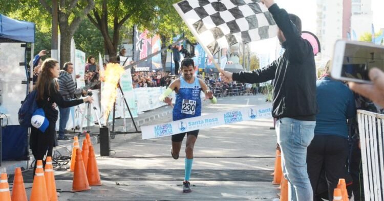 Pedro Gómez compite en el Maratón de Valencia, junto a las estrellas mundiales