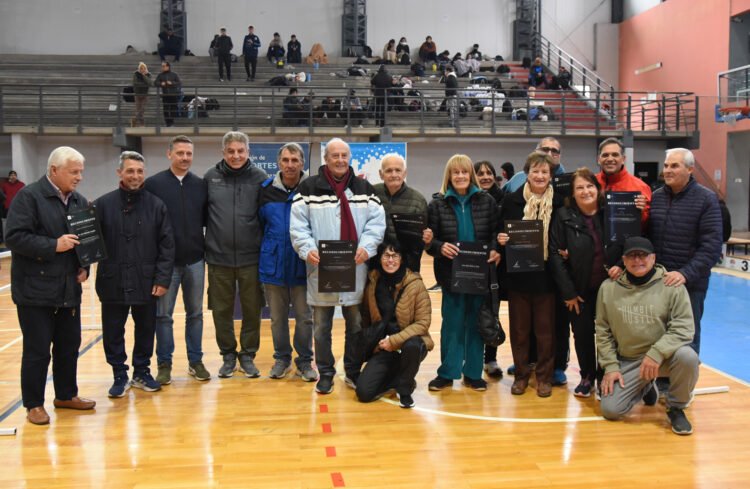 El atletismo argentino celebró su historia en Concepción del Uruguay: Homenajes y 80 años de la FADER