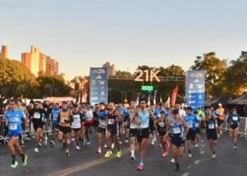 Bruno Alvarez y Jhoselyn Camargo ganaron el medio maratón de Rosario