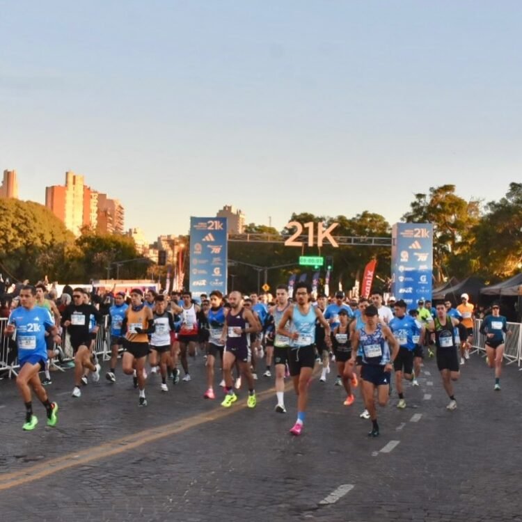 Bruno Alvarez y Jhoselyn Camargo ganaron el medio maratón de Rosario
